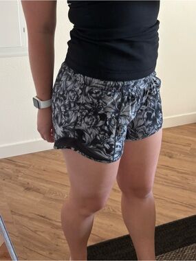 Lululemon Hotty Hot Short II long 4” Black Floral Women's Athletic Shorts size 6